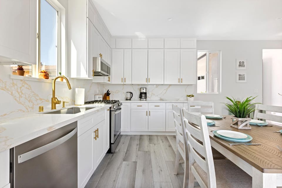 Coffee/tea facilities, Kitchen or kitchenette, Dining area, dishwasher, minibar, pet friendly, stove