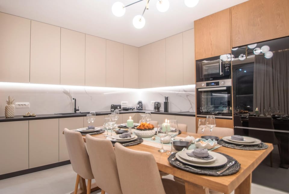 Kitchen or kitchenette, Dining area