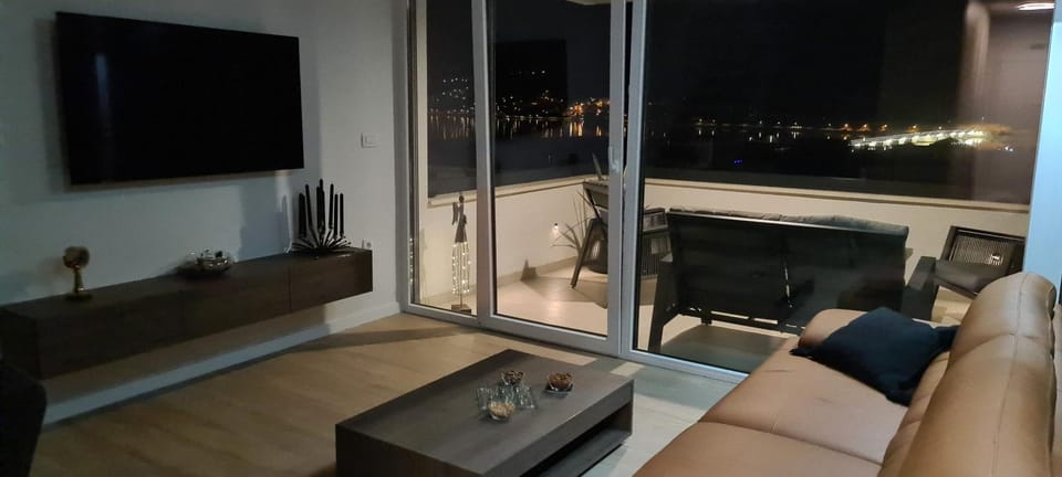 Night, TV and multimedia, Balcony/Terrace, Living room, Seating area