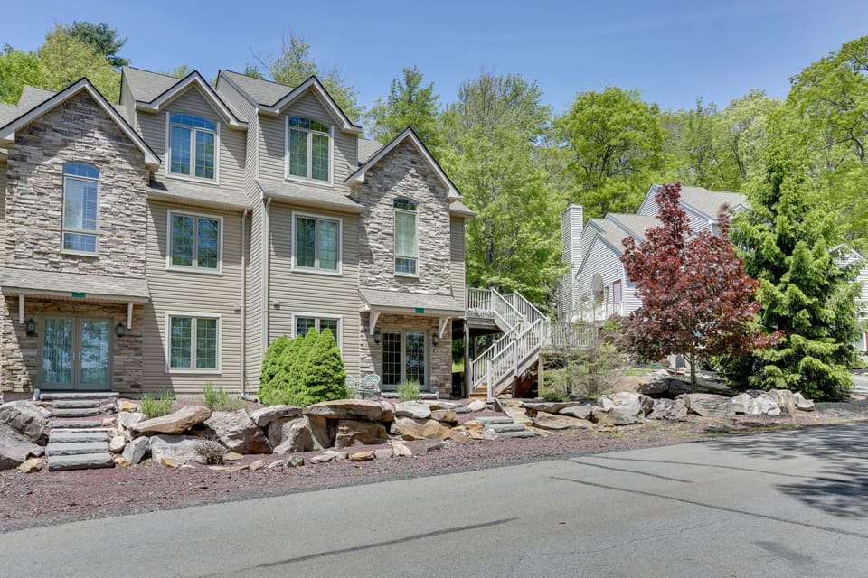 Half-Mi to Big Boulder Lake: Townhome w/ Deck! House in Kidder Township