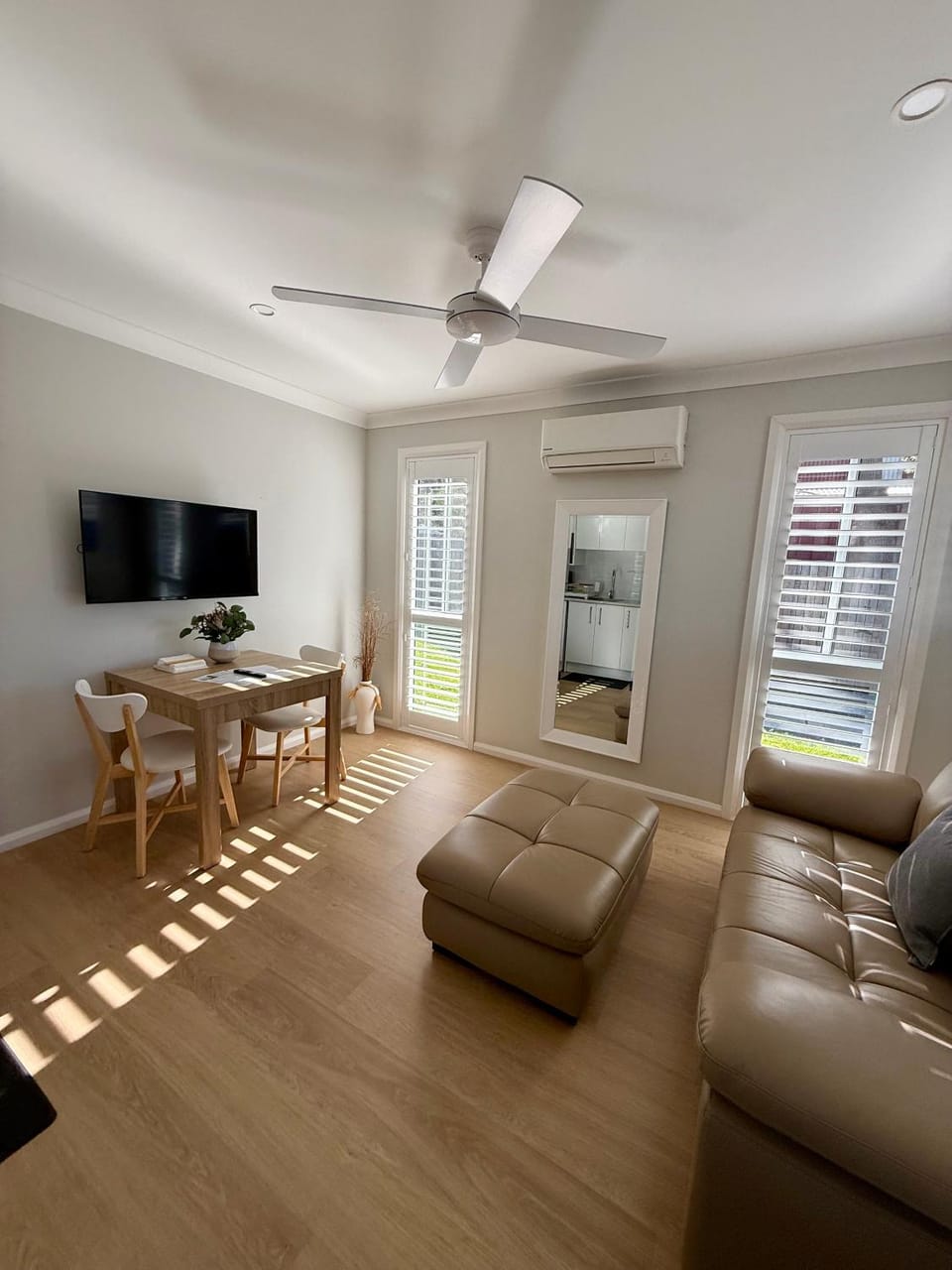 Communal lounge/ TV room, TV and multimedia, Living room, Seating area, Dining area
