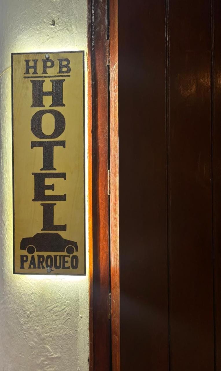 HOTEL PLAZA BOLIVAR MOMPOX ubicado en el centro histórico con parqueadero interno Hotel in Santa Cruz de Mompox
