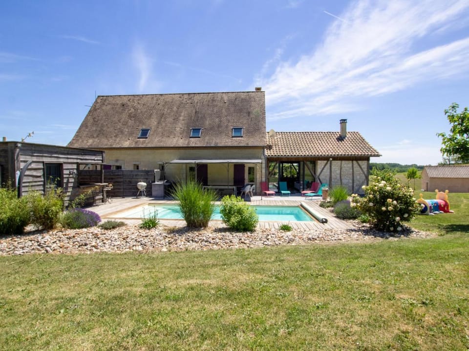Maison spacieuse avec piscine chauffée, grand jardin et équipements bébé en Dordogne Country House in Nouvelle-Aquitaine