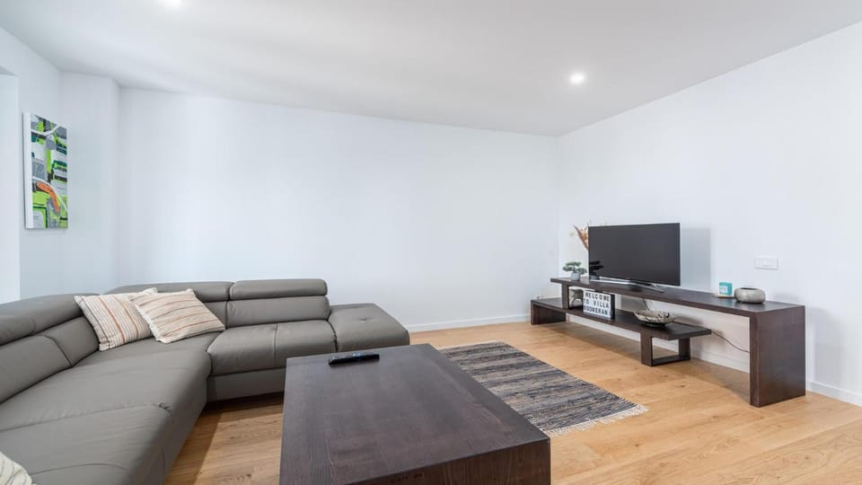 Property building, TV and multimedia, Living room, locker