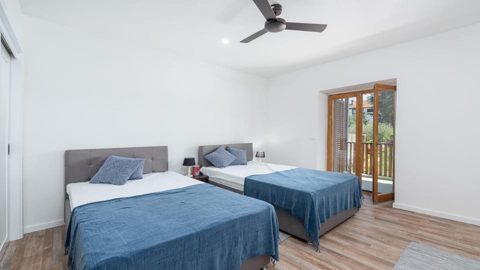 Bed, Balcony/Terrace, Bedroom, fireplace
