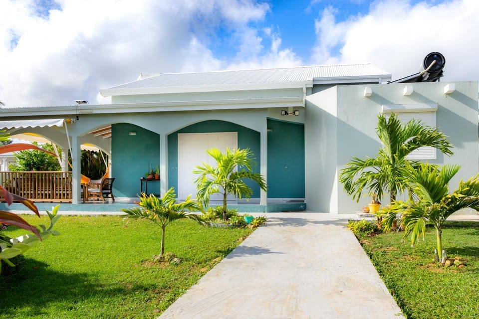 Property building, Patio, Facade/entrance, Garden