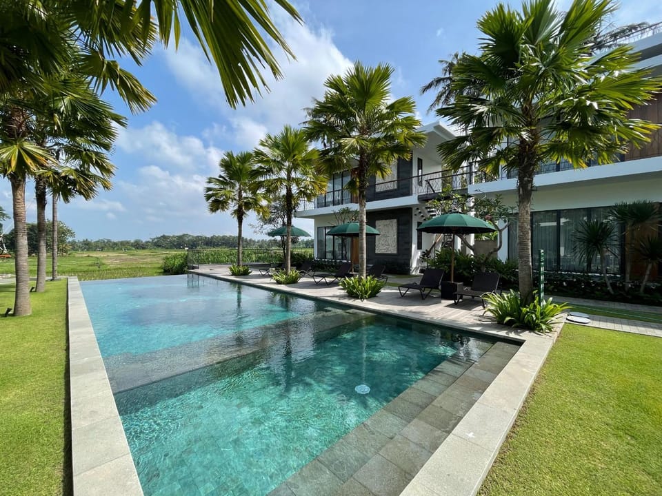 Property building, Day, Natural landscape, Pool view, Swimming pool, Swimming pool, sunbed