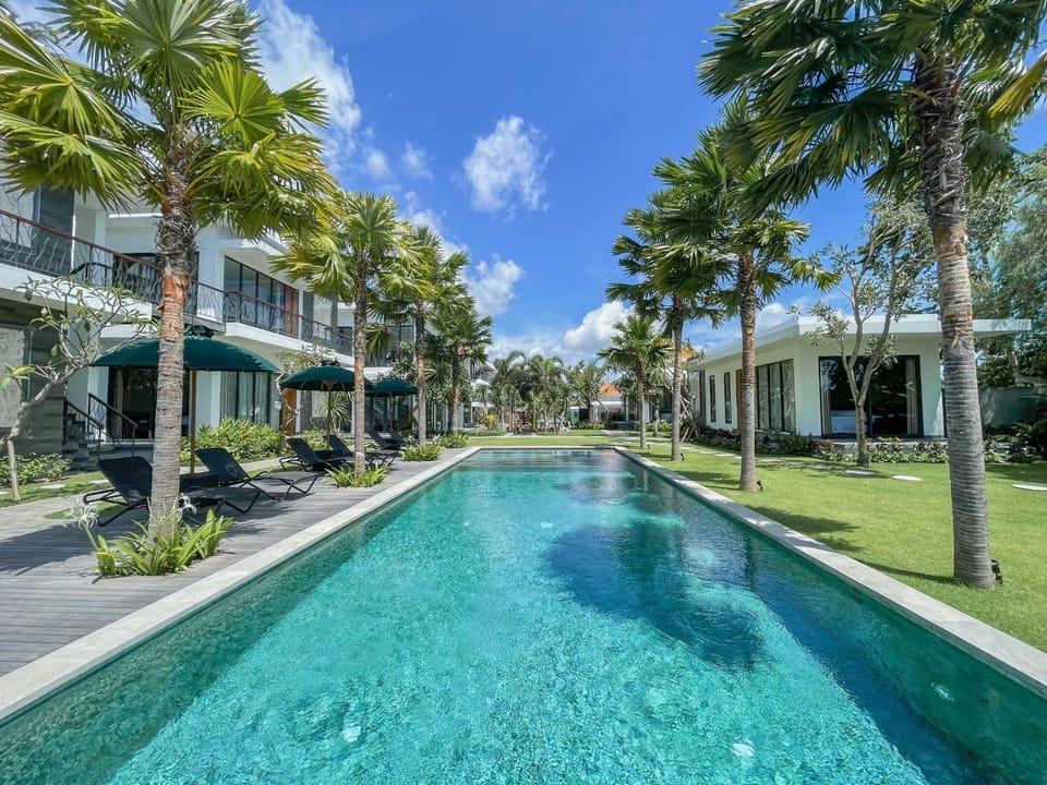 Property building, Day, Pool view, Swimming pool, Swimming pool, sunbed