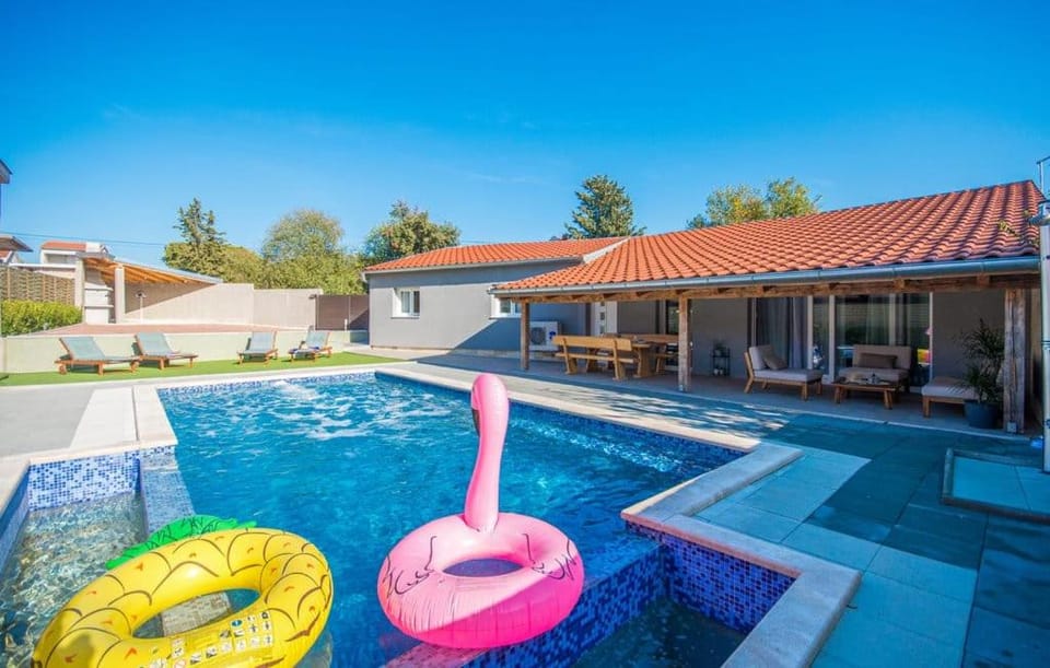 Property building, Swimming pool