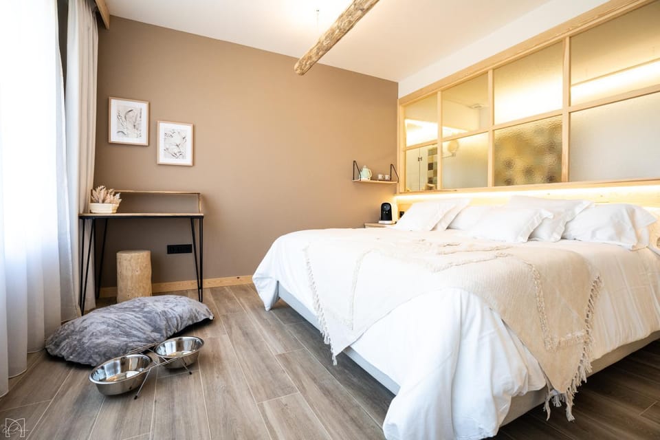 Bed, Photo of the whole room, Bedroom