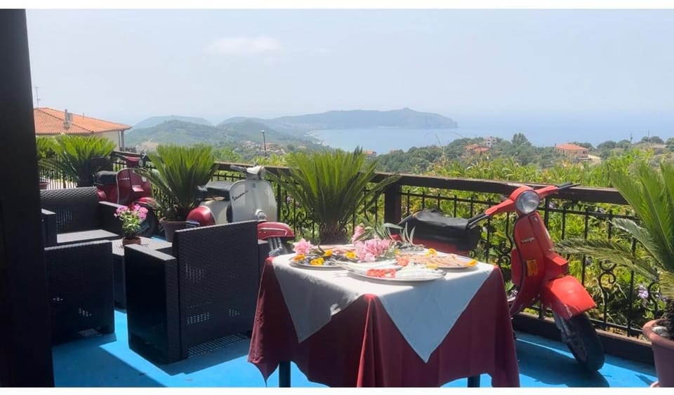 Restaurant/places to eat, Restaurant/places to eat, Day, Natural landscape, Garden, View (from property/room), Balcony/Terrace, Food and drinks, Dining area, Food, Garden view, Sea view