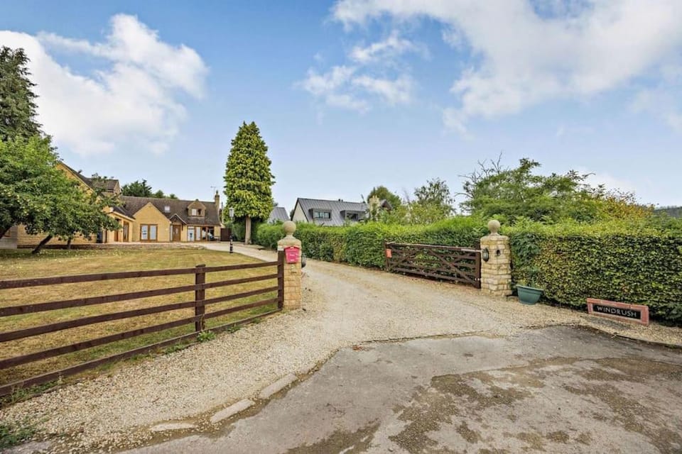 Beautiful 4-5 bedroom village house with rural views House in West Oxfordshire District