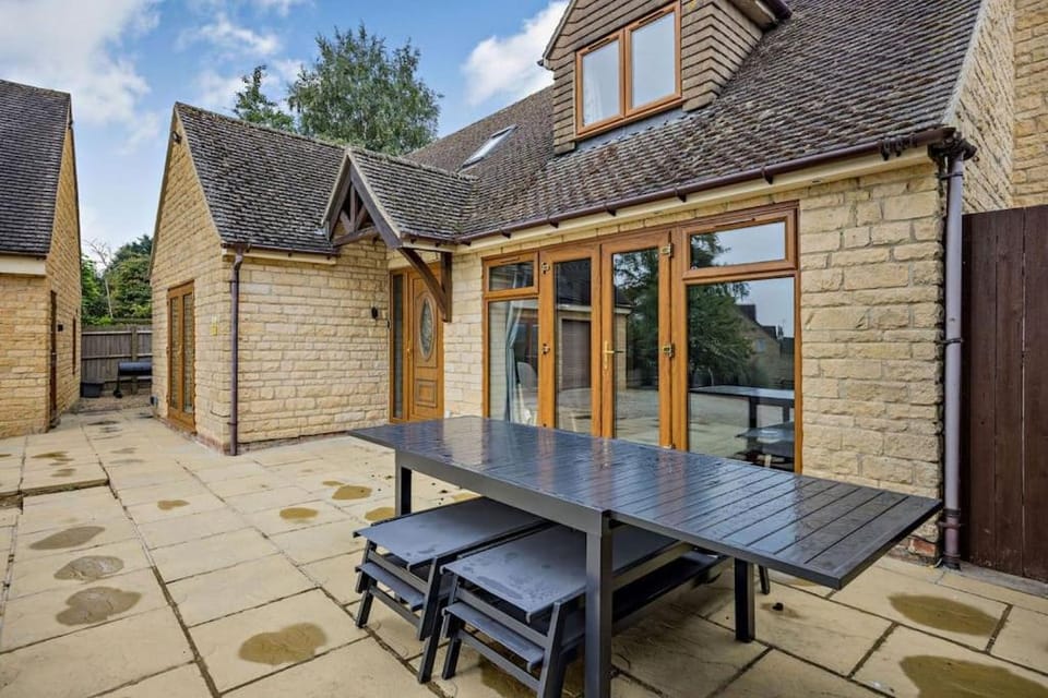 Beautiful 4-5 bedroom village house with rural views House in West Oxfordshire District