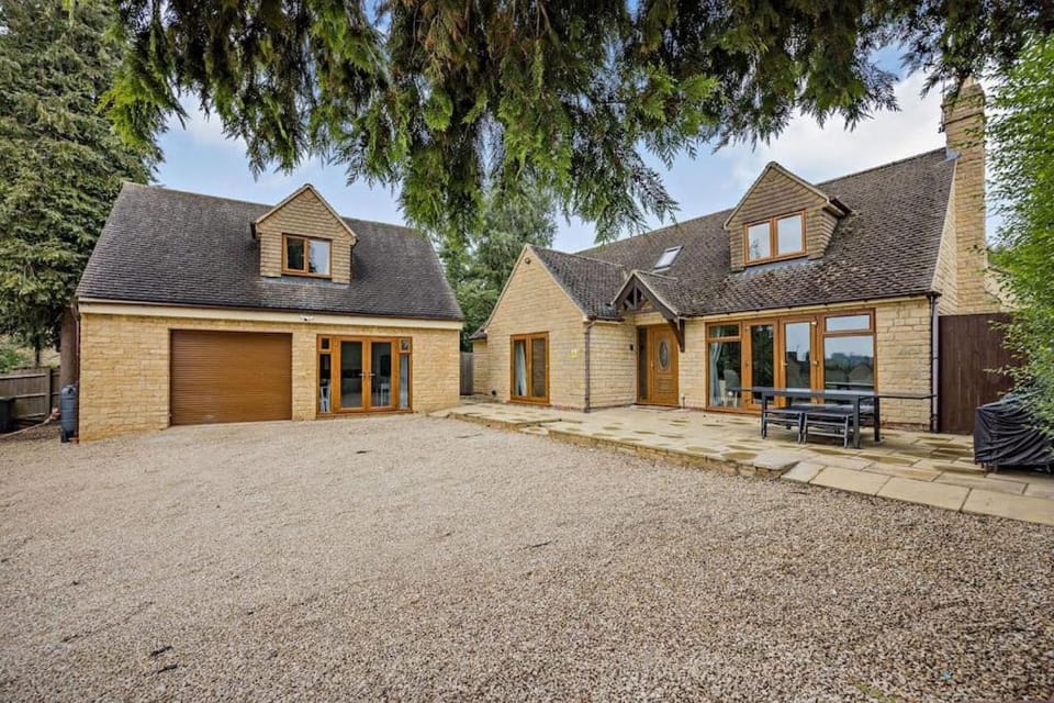 Beautiful 4-5 bedroom village house with rural views House in West Oxfordshire District