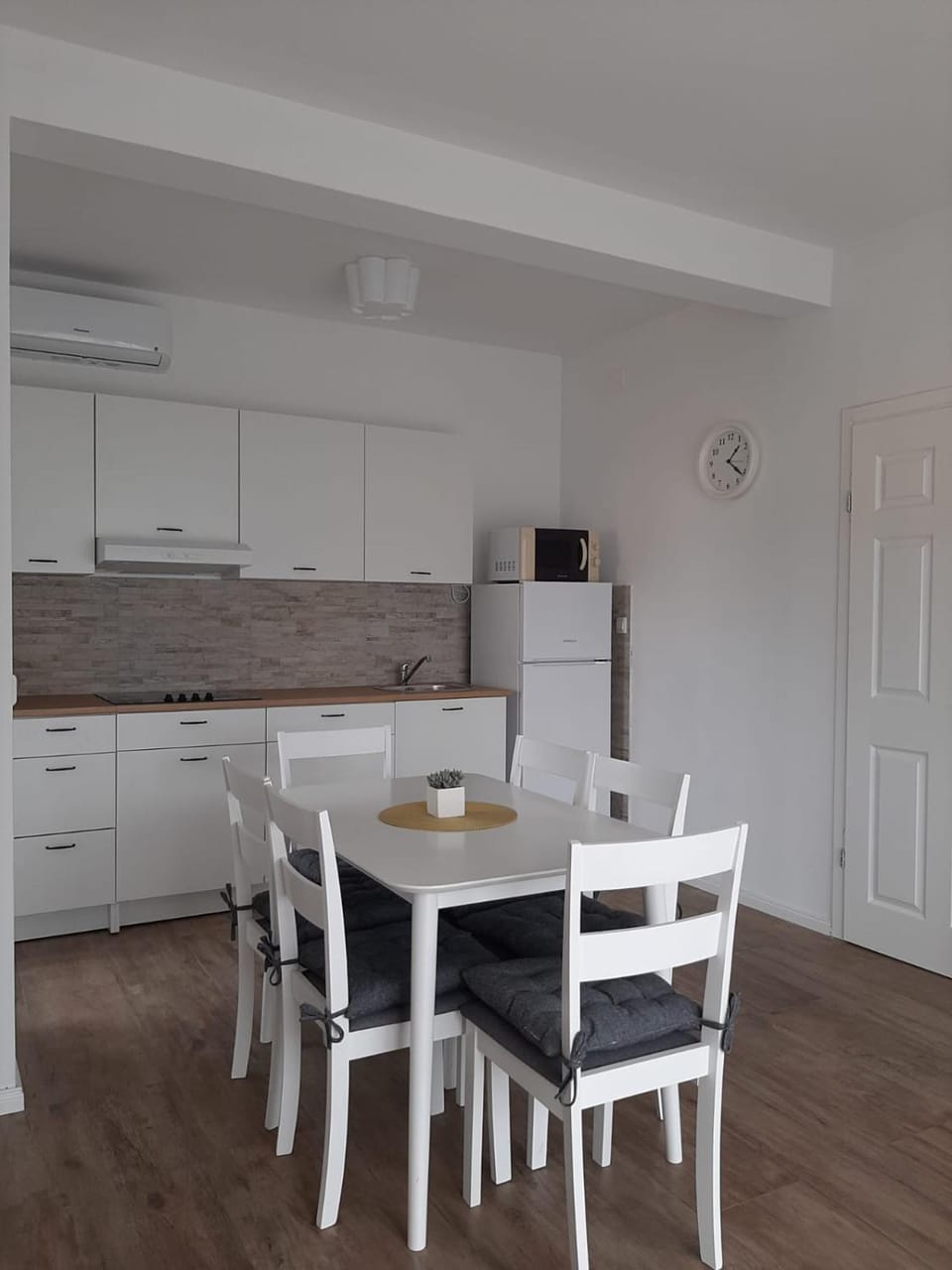 Dining area, kitchen