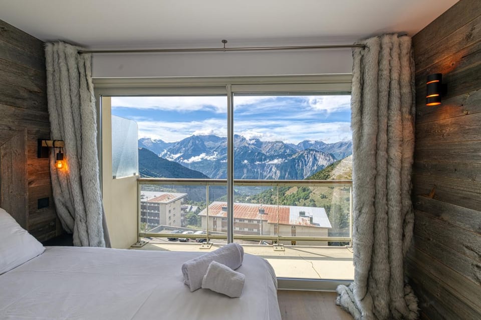 Bed, View (from property/room), Balcony/Terrace, Bedroom, Mountain view