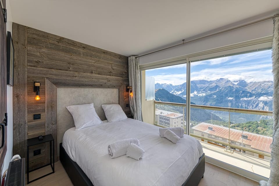 Bed, Photo of the whole room, Bedroom, Mountain view