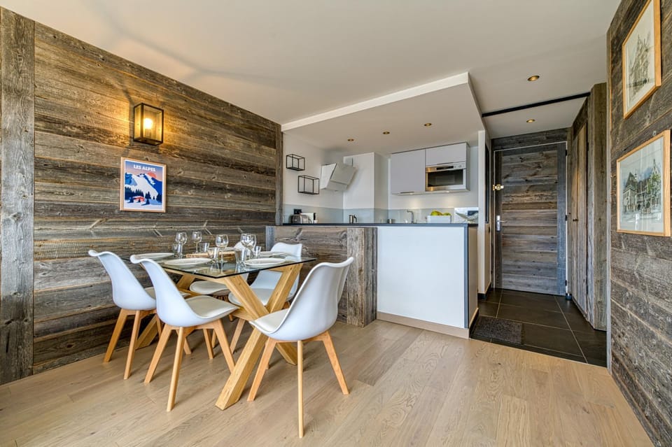 Kitchen or kitchenette, Dining area, oven