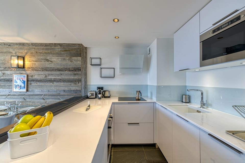 Coffee/tea facilities, Kitchen or kitchenette, dishwasher, oven, stove