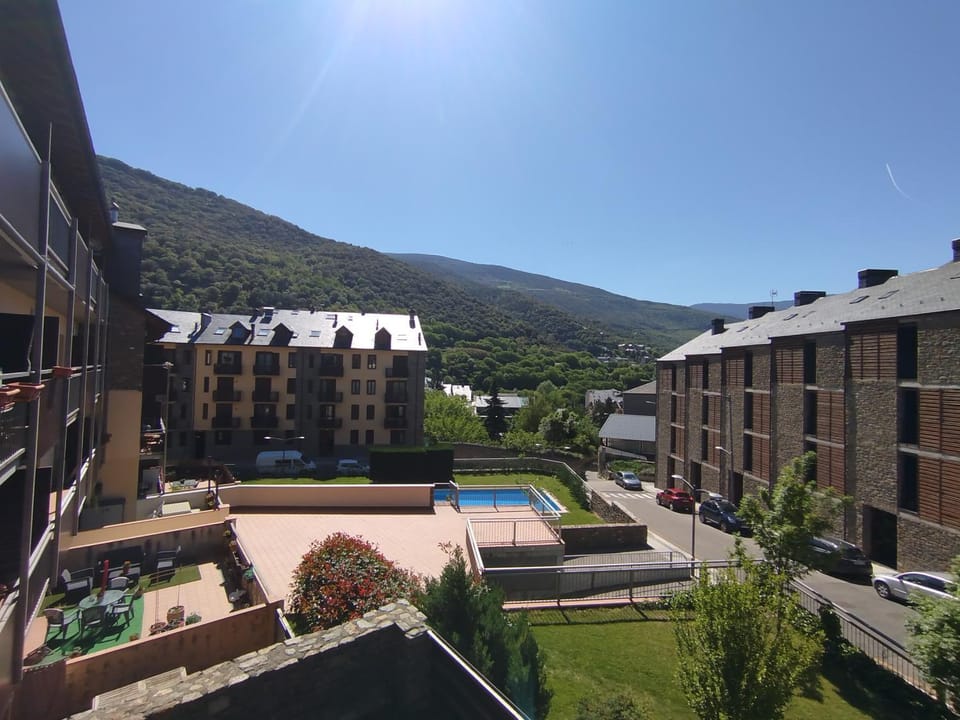 Mountain view, Pool view
