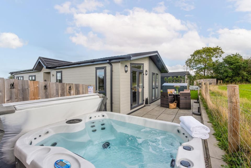 Property building, Hot Tub