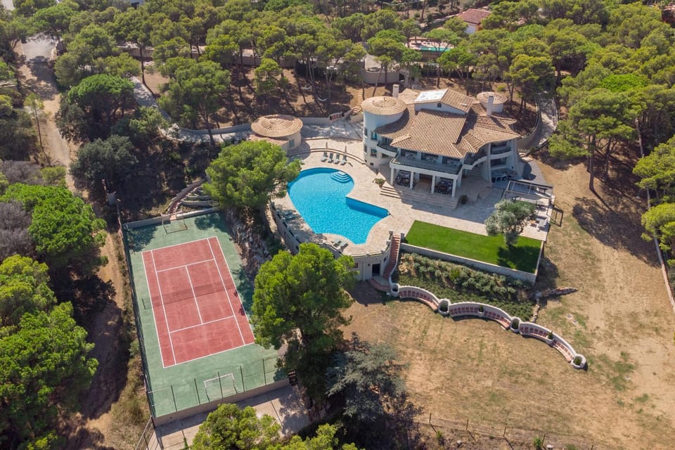 Property building, Bird's eye view, Pool view, Street view, Swimming pool