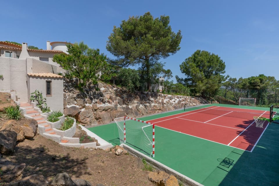 Day, Tennis court