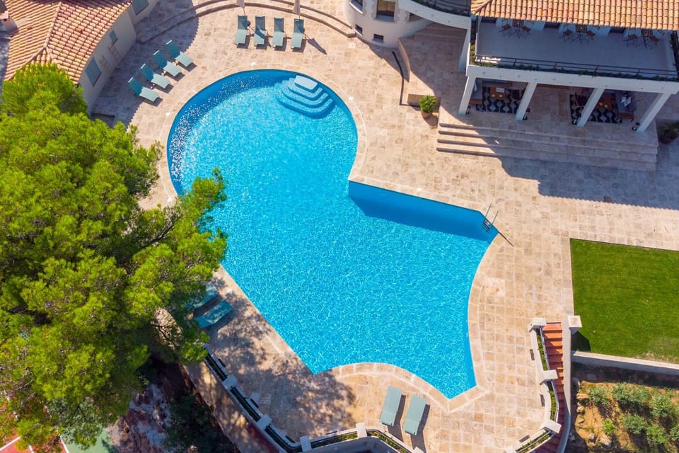 Property building, Day, Garden, Garden view, Pool view, Swimming pool, sunbed
