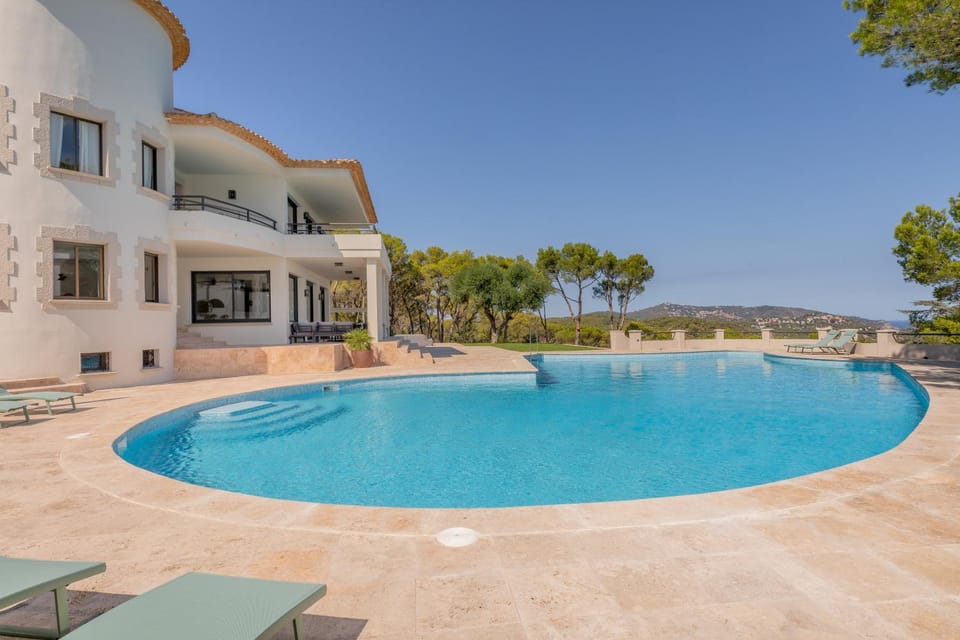 Property building, Patio, Day, Natural landscape, Pool view, Swimming pool, sunbed