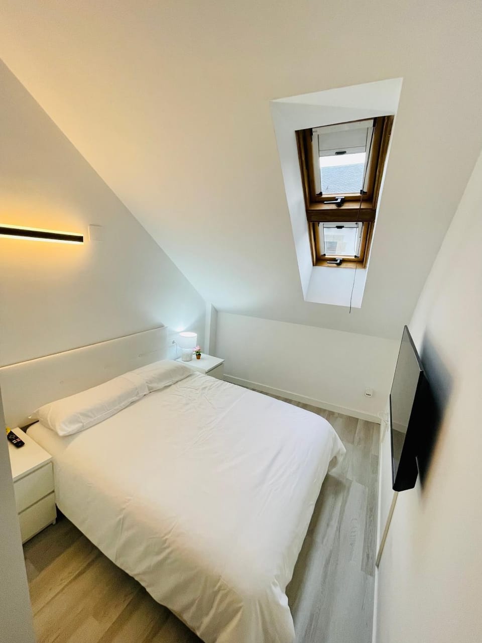 El Ático reformado con aire acondicionado en el centro, ascensor, garaje y WiFi Apartment in Biescas