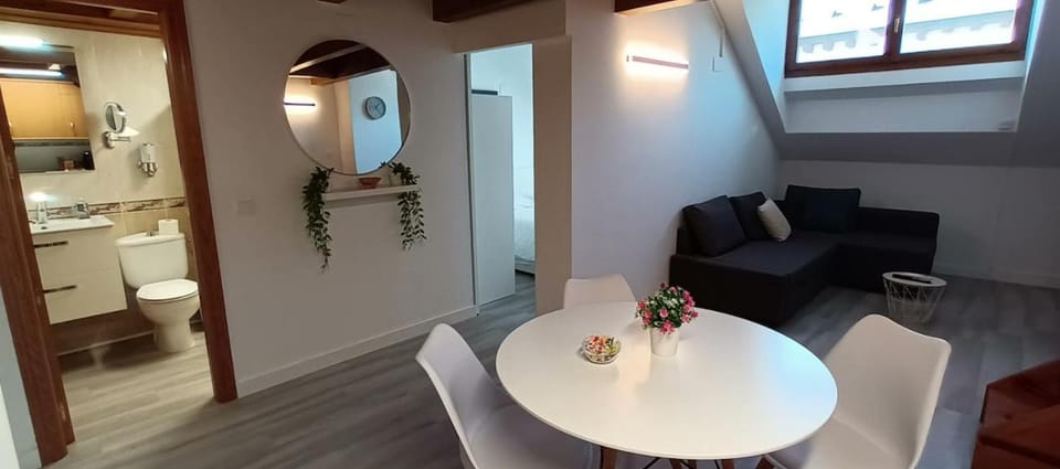 El Ático reformado con aire acondicionado en el centro, ascensor, garaje y WiFi Apartment in Biescas