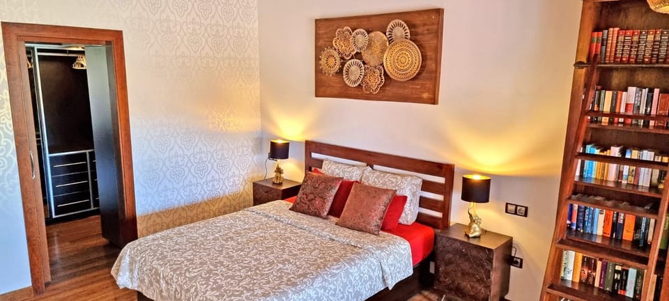 Bed, Library, Photo of the whole room, Bedroom