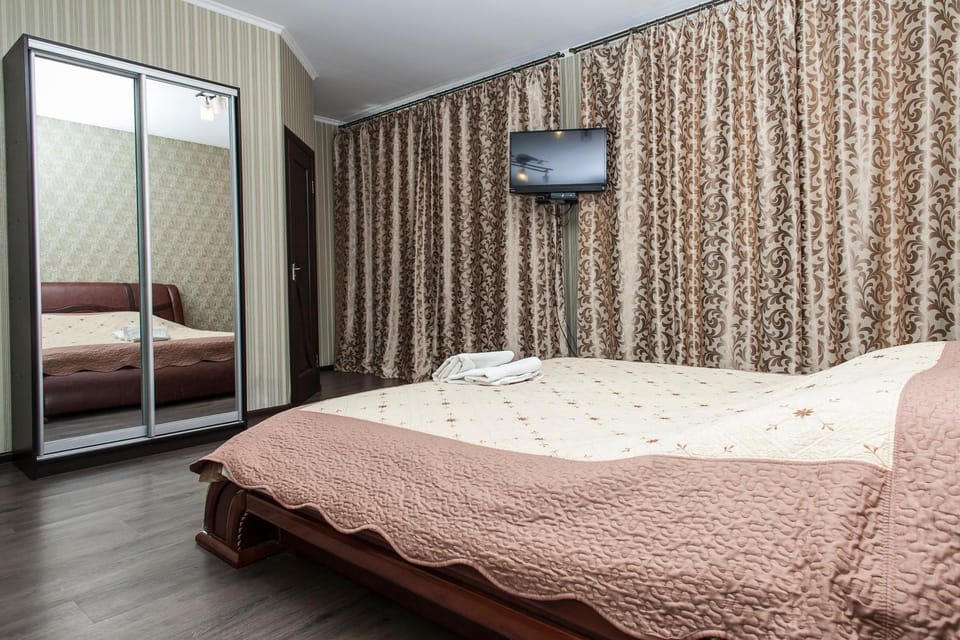 Bed, TV and multimedia, Photo of the whole room