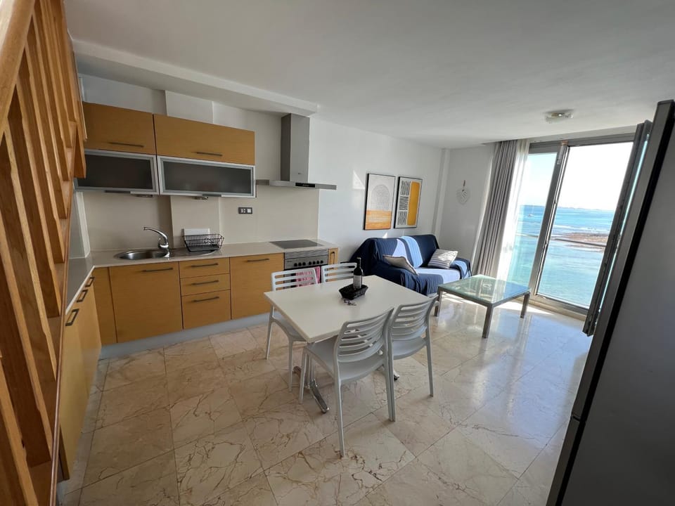 Kitchen or kitchenette, Living room, Seating area, Dining area, minibar, pet friendly, stove