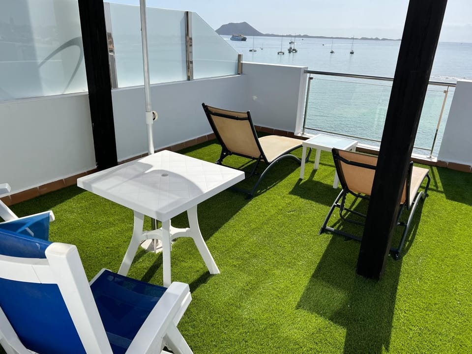 View (from property/room), Balcony/Terrace, sunbed