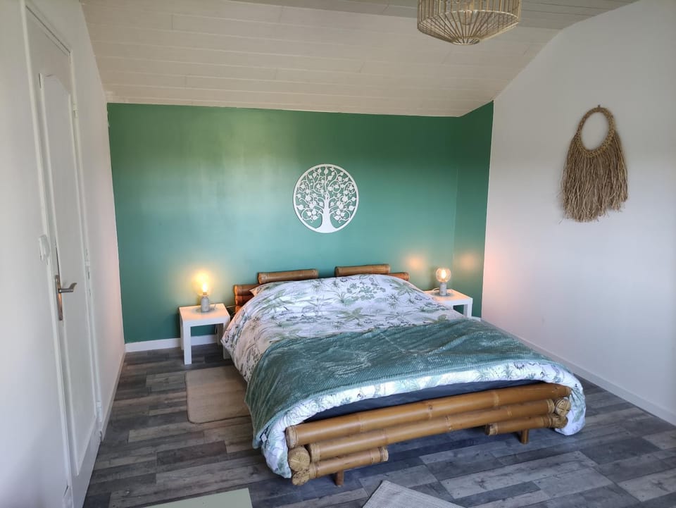 Bed, Photo of the whole room, Bedroom