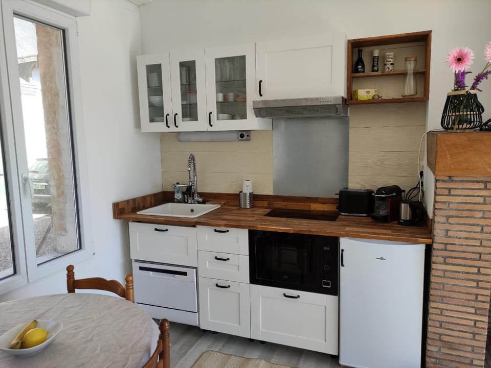 Kitchen or kitchenette, stove, stove, kitchen, kitchen