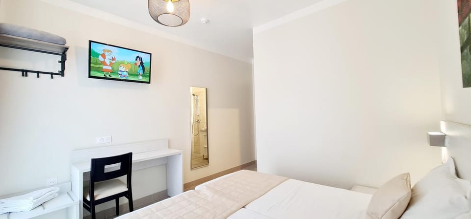 Bed, TV and multimedia, Photo of the whole room