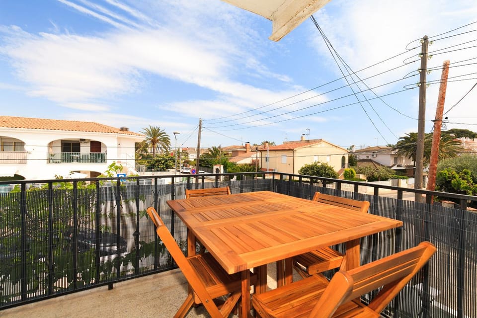 Balcony/Terrace, Street view