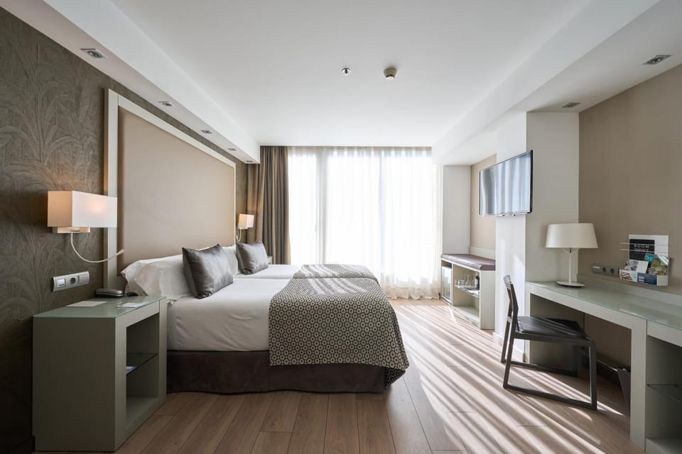 Bed, TV and multimedia, Bedroom