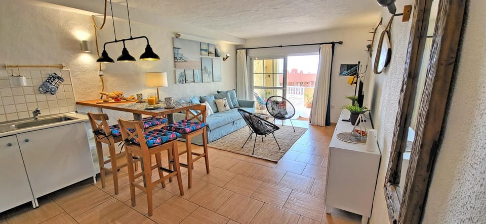 Kitchen or kitchenette, Living room, Seating area, Dining area
