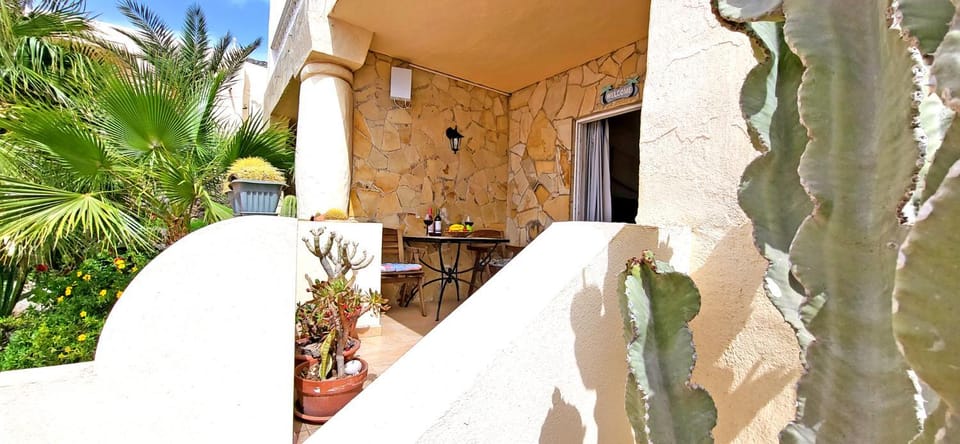 Facade/entrance, Balcony/Terrace