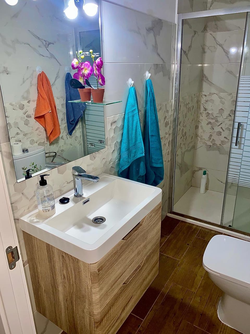 Shower, Toilet, Bathroom, towels