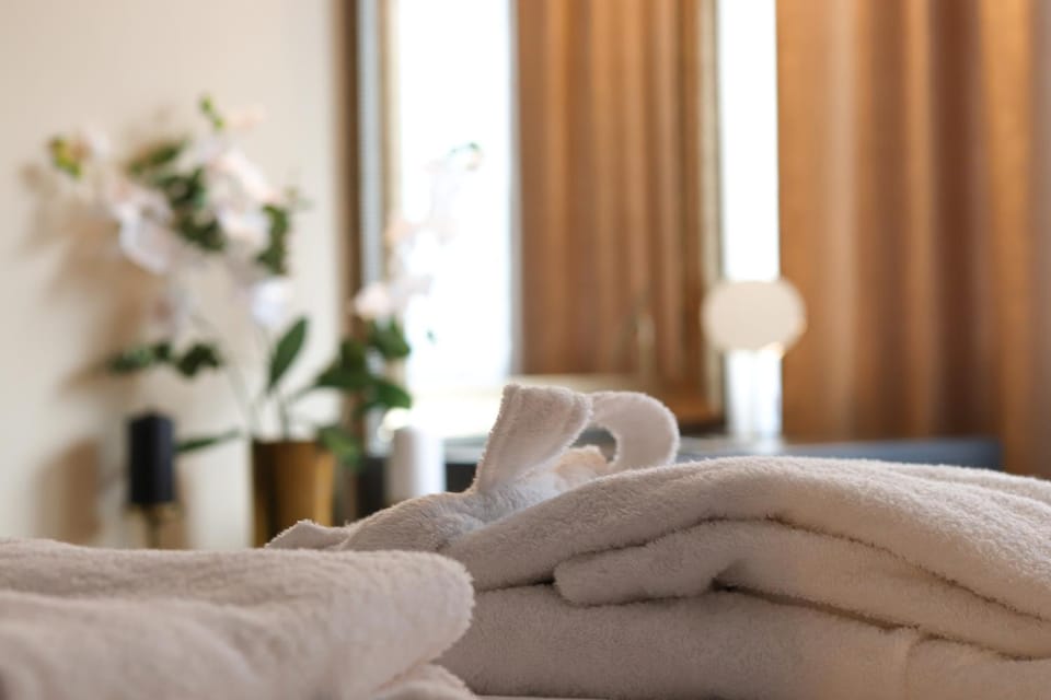 Bed, Bedroom, towels