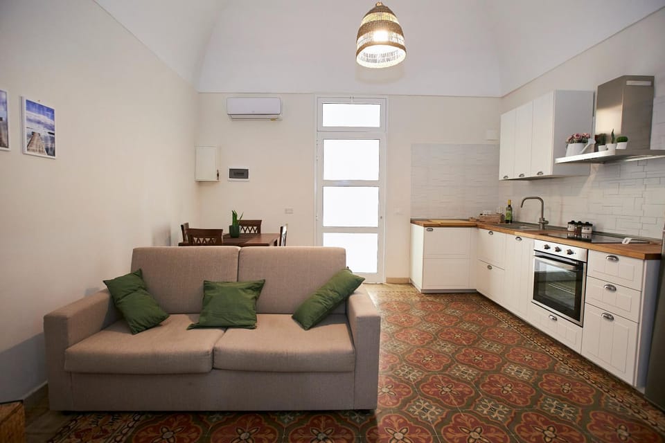 Kitchen or kitchenette, Living room, Seating area, Dining area, oven, stove
