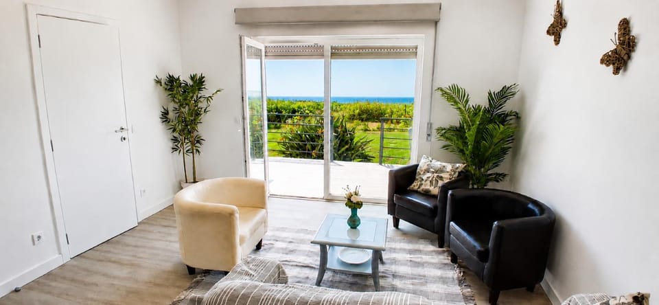 Like-Home-T3 House-garden, sea view, beach House in Lisbon District