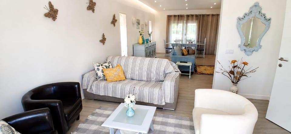 Like-Home-T3 House-garden, sea view, beach House in Lisbon District