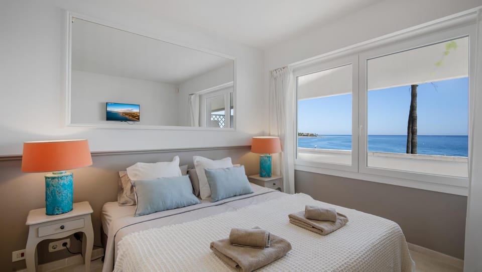 Beach-line apartment with 3 bedrooms in Estepona Apartment in Costa del Sol