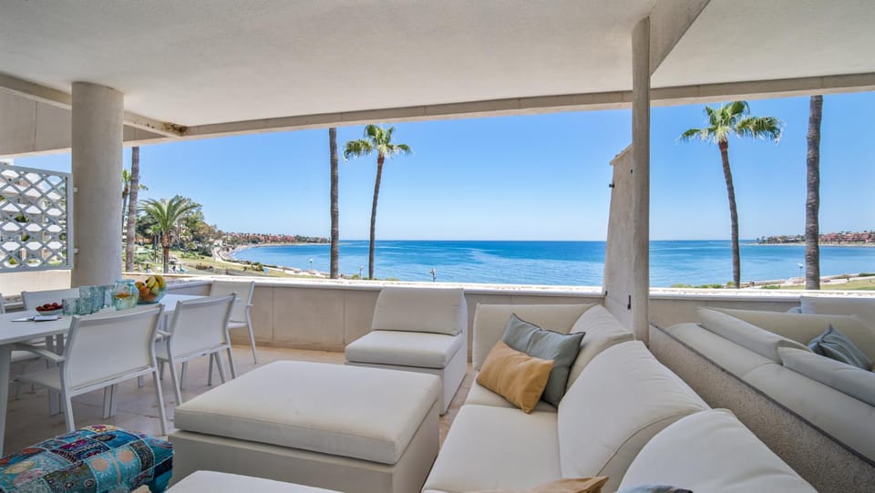 Beach-line apartment with 3 bedrooms in Estepona Apartment in Costa del Sol