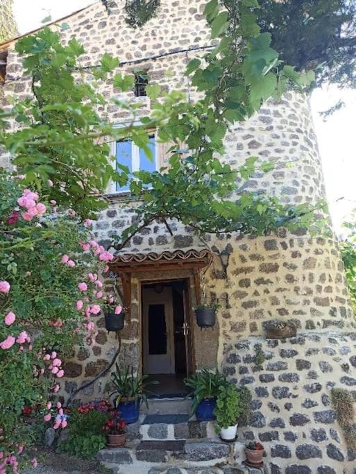 Gîte le rocher du château de Retourtour House in Provence